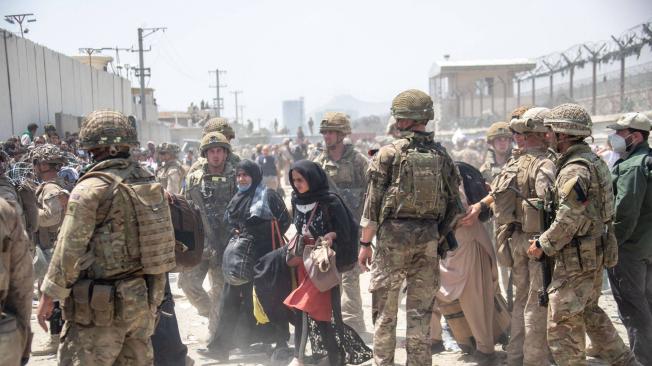 Miembros de las Fuerzas Armadas británicas y estadounidenses trabajando en el aeropuerto de Kabul el 21 de agosto de 2021.