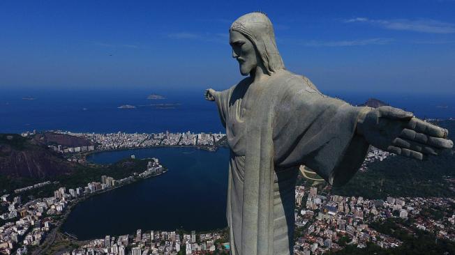 Foto de archivo tomada el 15 de agosto de 2020 de una vista desde un dron de la estatua del Cristo Redentor en Río de Janeiro, Brasil.