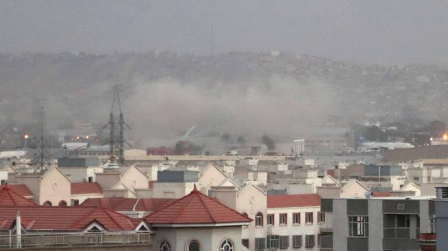 El humo sale del área del aeropuerto después de una explosión fuera del Aeropuerto Internacional Hamid Karzai, en Kabul.