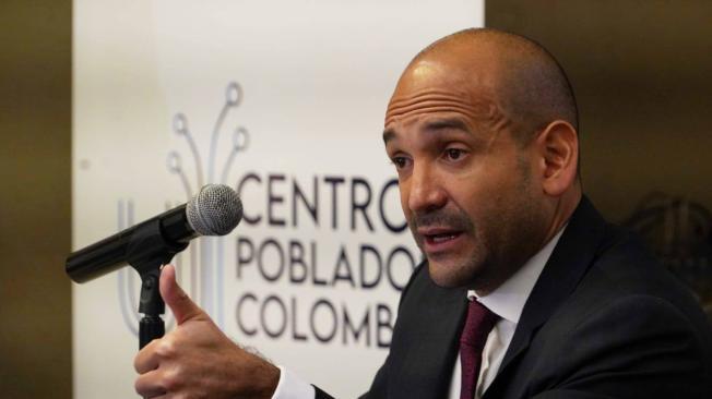 Luis Fernando Duque, representante legal de la Union Temporal de Centros Poblados de Colombia y el abogado Jorge Pino (corbata roja). En rueda de prensa hoy 26 de agosto del 2021. Foto Mauricio Morenofoto