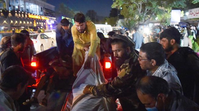 Dos explosiones se registraron este jueves en Kabul, Afganistán. El Pentágono dice que hay ciudadanos estadounidenses entre las víctimas.