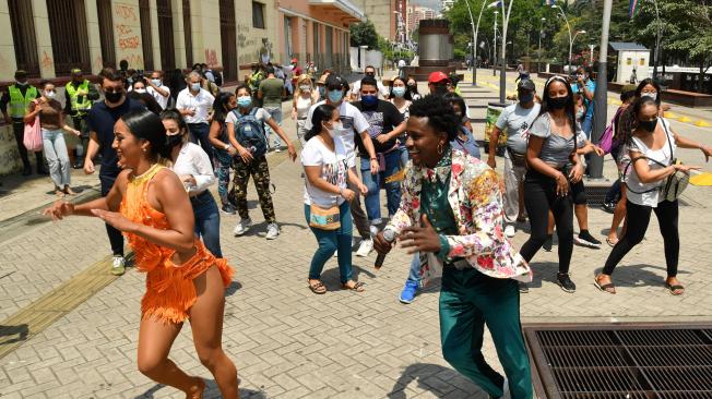 En los alrededores del edificio de Coltabaco se realizó una jornada de la Ruta de la salsa.