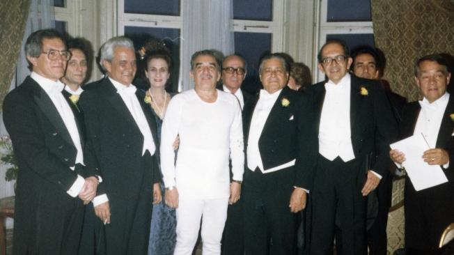 Gabriel García Márquez con sus amigos, entre los que se encuentra Plinio Apuleyo Mendoza, minutos antes de salir a recibir el Nobel de Literatura.