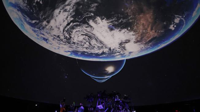 El nuevo ropaje del Planetario incluye un sistema de proyección láser Griffyn 4K32-RGB, que pone al escenario como uno de los más modernos de América Latina con una tecnología de última generación.