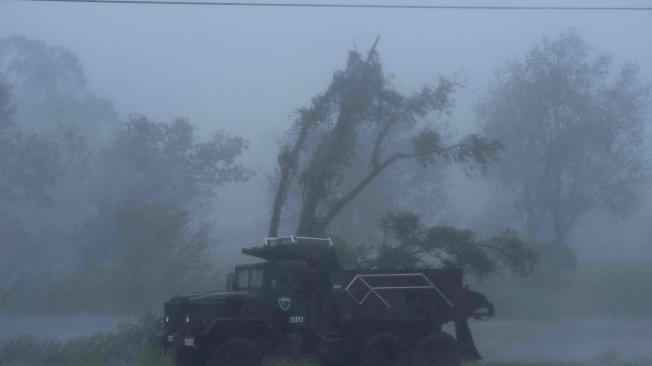 Se ve un camión con fuertes vientos y lluvia del huracán Ida en Bourg, Luisiana el 29 de agosto de 2021.