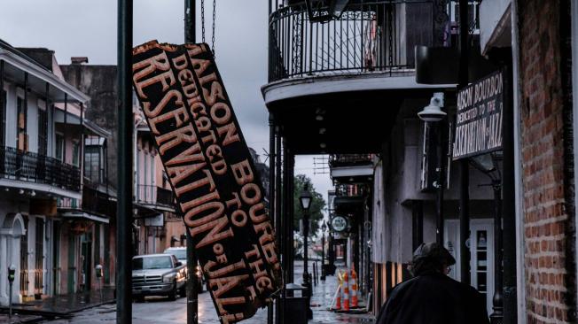 Un letrero de un bar cuelga de una cadena en Bourbon Street en el Barrio Francés debido al huracán Ida en Nueva Orleans, Louisiana, EE. UU., 30 de agosto de 2021.