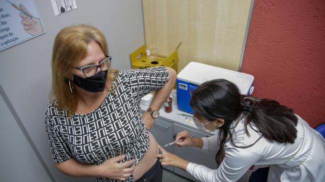 Marli Shineidr, de 52 años, recibe un pinchazo de la vacuna Pfizer-BioNtech Covid-19 en el músculo ventroglúteo.