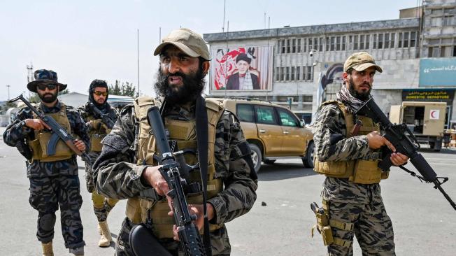 Miembros talibanes de la unidad Bradi 313 durante su llegada al aeropuerto de Kabul.