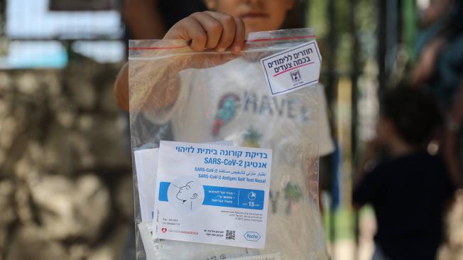 Una niña israelí realiza la autoprueba del antígeno CoV-2 del SARS, realizada por los profesores frente a una escuela en Jerusalén, el 31 de agosto de 2021.