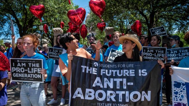 Los manifestantes pro-vida en protesta frente al capitolio del estado de Texas el 29 de mayo de 2021, en contra de ley de que prohíbe el aborto después de seis semanas