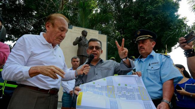 El exalcalde de Bucaramanga Rodolfo Hernández (izq.) durante el lanzamiento de una campaña de seguridad vial en su ciudad, en 2016.