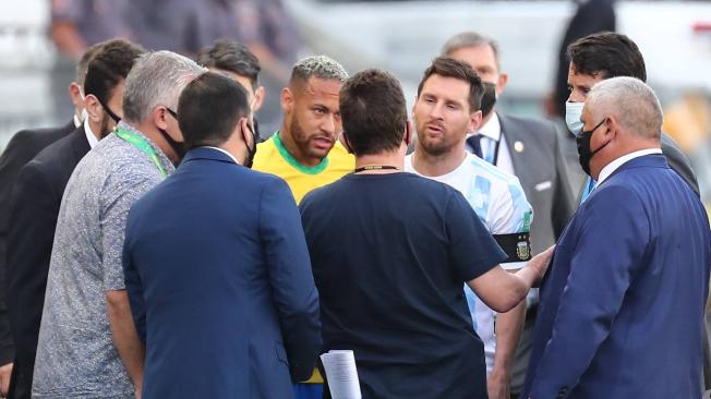 Messi y Neymar escuchan las explicaciones de las autoridades.