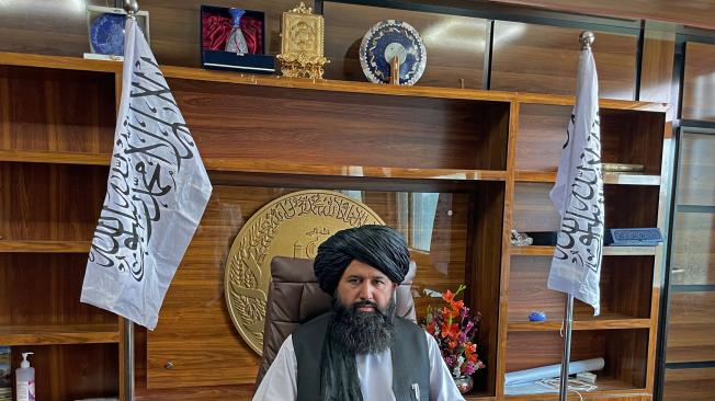 El comandante talibán Mullah Neda Mohammad en su oficina en Jalalabad, el 5 de septiembre del 2021
