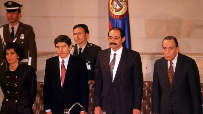 César Gaviria Trujillo, su esposa Ana Milena Muñoz de Gaviria en compañía de los presidentes de la Asamblea Nacional Constituyente, Horacio Serpa y Álvaro Gómez.