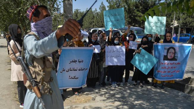 Un combatiente talibán hace guardia mientras las mujeres afganas protestan en Kabul el 8 de septiembre de 2021