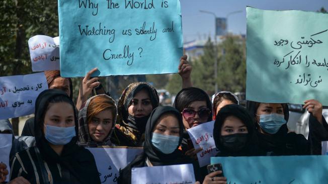 Las mujeres afganas sostienen pancartas mientras participan en una protesta contra Pakistán en Kabul el 8 de septiembre de 2021