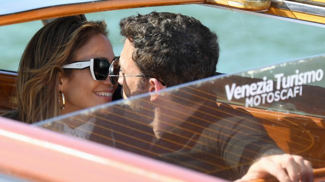 Ben Affleck y Jennifer López llegan a Venecia.