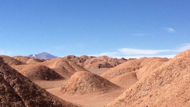Cerros cónicos, piramidales, triangulares, cincelados por el ímpetu de los vientos, que dan forma a algunas de las montañas más altas de la cordillera de los Andes.