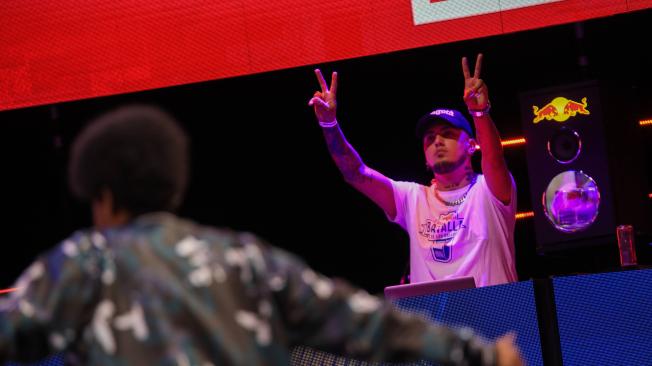 El DJ y productor bogotano, J Beat fue el dueño de las tornas y el responsable del beat de la Final Nacional de Red Bull Batalla Colombia 2021.