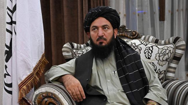 Qari Salahuddin Ayoubi, uno de los comandantes militares de los talibanes dentro del palacio del exvicepresidente fugitivo Dostum, en Kabul el 11 de septiembre del 2021