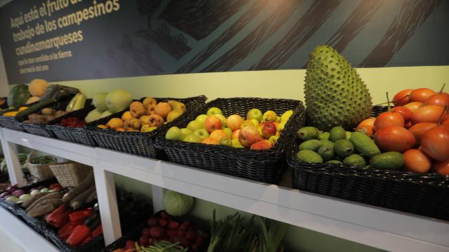 Hay un mercado con frutas y verduras que llegan directamente de las manos de los campesinos del departamento.