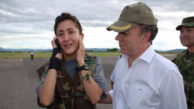 Ingrid Betancourt y Juan Manuel Santos tras la operación Jaque, en julio de 2008.