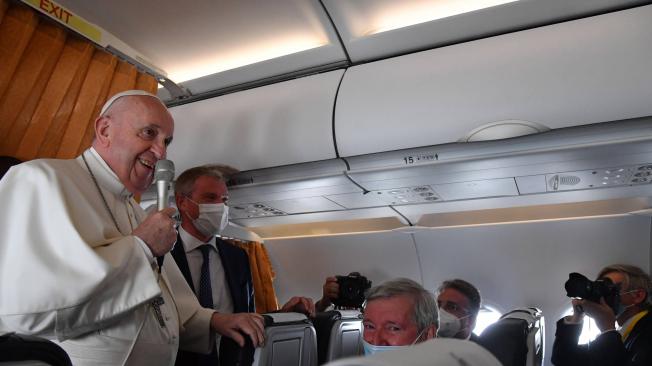 El Papa Francisco habla con periodistas a bordo de un avión de Alitalia en ruta de regreso a Roma desde el aeropuerto internacional Milán Rastislav Stefanik de Bratislava.