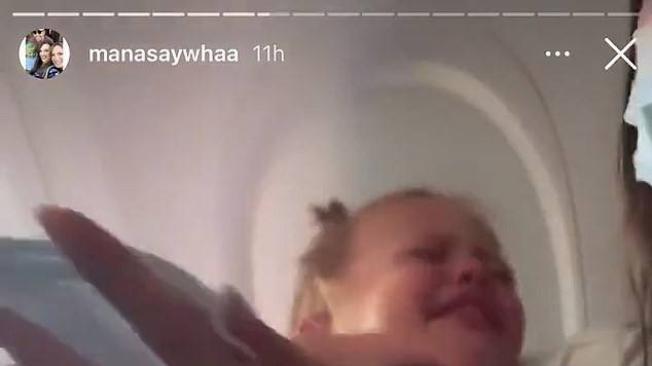 En uno de los videos, el niños lloraba y no permitía que le colocaran el tapabocas.