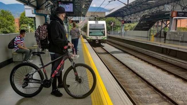 En ciertos horarios, los usuarios pueden ingresar al Metro de Medellín con sus bicicletas.