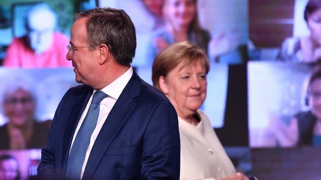 Armin Laschet y la saliente canciller alemana, Angela Merkel.