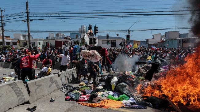 Una multitudinaria marcha contra la migración irregular realizada este sábado en Iquique, en el norte de Chile, terminó con incidentes violentos en contra de extranjeros que se encuentran varados en la ciudad a la espera de regularizar su situación.