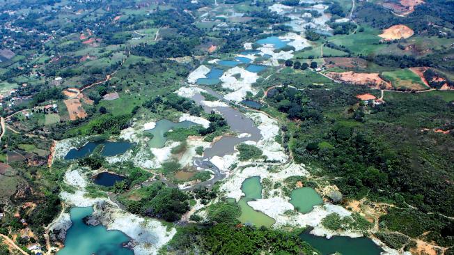 Vista aérea del impacto de la minería ilegal en Santander de Quilichao, Colombia.
