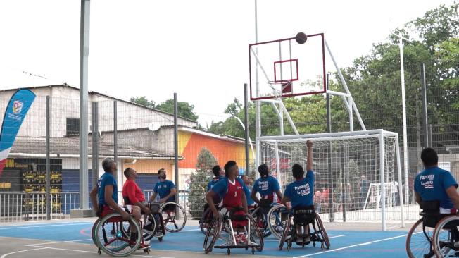 Los parques son inclusivos para que personas con discapacidad también puedan hacer uso de ellos.