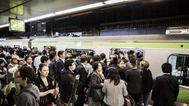 El metro de Japón supera a diario la capacidad, llegando a cifras realmente desafiantes.