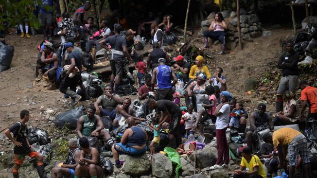 Los migrantes haitianos viajan desde Necoclí hasta Acandí para ingresar a la selva del Darién.