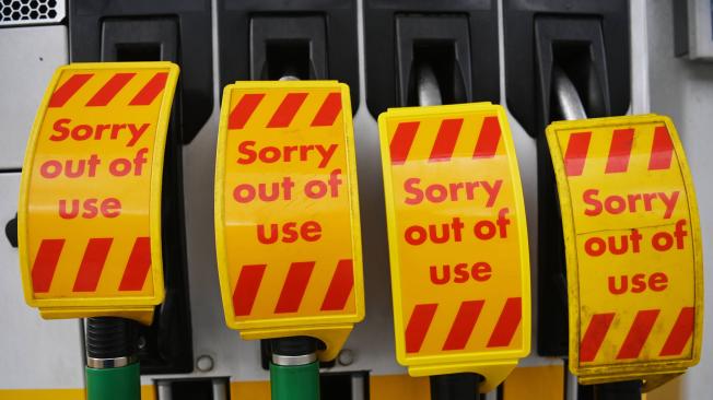 En las bombas de combustible de un garaje de Shell en Muswell Hill, Londres, Reino Unido, se exhiben señales de fuera de uso el 27 de septiembre de 2021.
