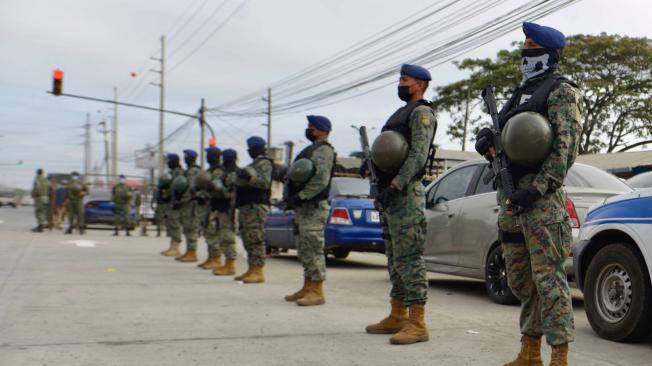 Amparadas por el decreto de excepción decretado por el presidente Guillermo Lasso, las Fuerzas Armadas de Ecuador llevan a cabo una operación para requisar armas en la cárcel.