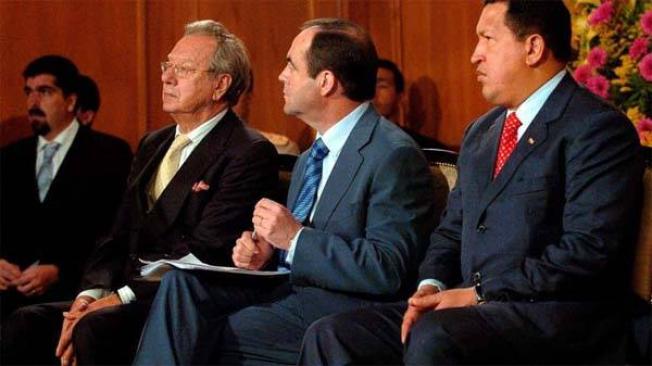Raúl Morodo, ex embajador de España en Venezuela, (izq.) junto a José Bono (med.) y el expresidente Hugo Chávez. (der.)