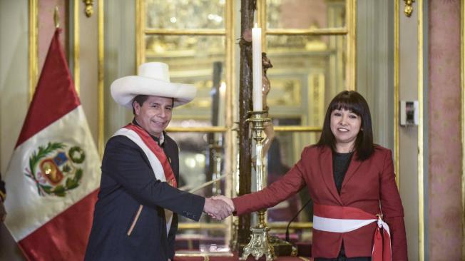 Nueva primera ministra, Mirtha Vásquez (d), junto al presidente de Perú, Pedro Castillo (i), en Lima.