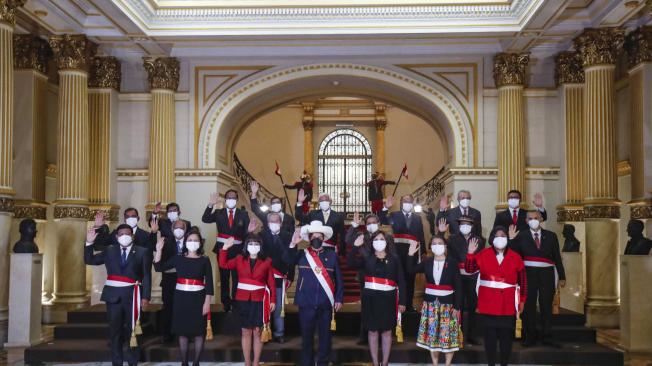La nueva primera ministra, Mirtha Vásquez (c-i), junto al presidente de Perú, Pedro Castillo (c), y todo su nuevo gabinete.