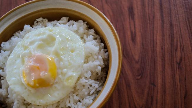 Arroz con huevo, una de las combinaciones emblemáticas de la cocina popular.