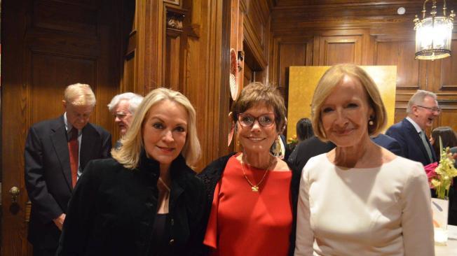 En esta fotografía de la ceremonia,de derecha a izquierda, aparecen: Judy Woodruff de PBS, Maureen Orth the Vanity Fair, y María Emma Mejía