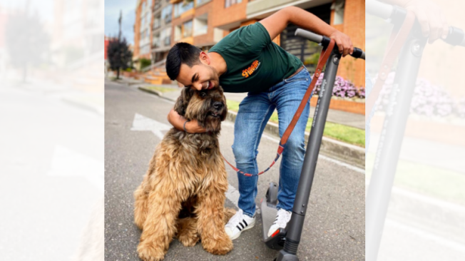 El periodista Fabián Higuera y su perro Manu