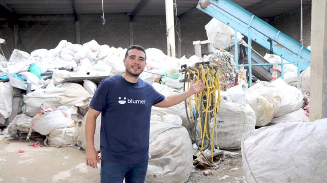 Una de las acciones que realiza Blumer para su mercadeo es reciclar desechos plásticos producidos en la ciudad de Barranquilla.