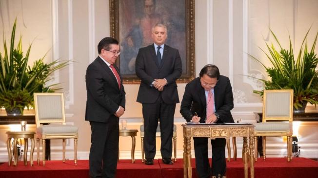El ministro de Salud, Fernando Ruiz; el presidente Iván Duque, y Joseph Kim, CEO de Inovio.