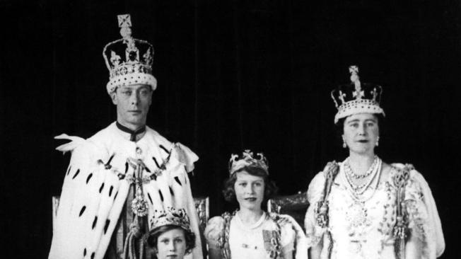 La reina Isabel, la ex duquesa de York (derecha), el rey Jorge VI y sus hijas, la princesa Isabel (centro) y la princesa Margarita, posan el 12 de mayo de 1937 en Londres tras la coronación del duque de York.