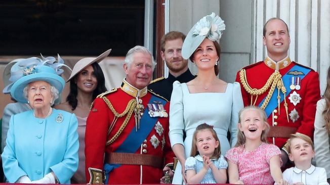 El 9 de junio de 2018, la Reina Isabel II, Meghan de Sussex, Príncipe Carlos de Gran Bretaña, Príncipe de Gales, Príncipe Harry, Catalina, Duquesa de Gran Bretaña de Cambridge (con la Princesa Charlotte y el Príncipe George) y el Príncipe William de Gran Bretaña, en el balcón del Palacio de Buckingham en Londres para ver un vuelo de aviones de la Royal Air Force