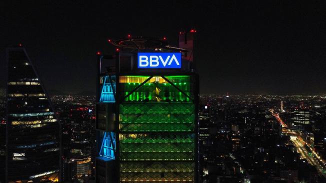 La Torre BBVA en la capital de México, con la iluminación de su quinto aniversario.