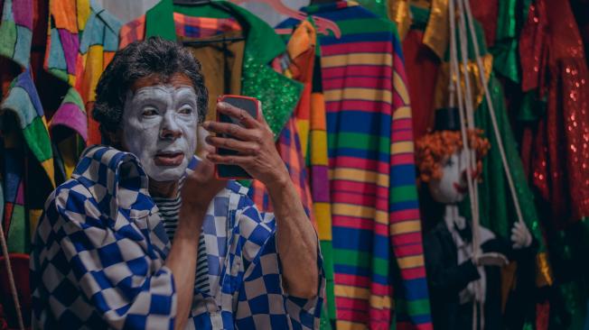 El payaso Joaco maquillándose y preparándose para salir a su rutina en San Victorino, en el centro de Bogotá.