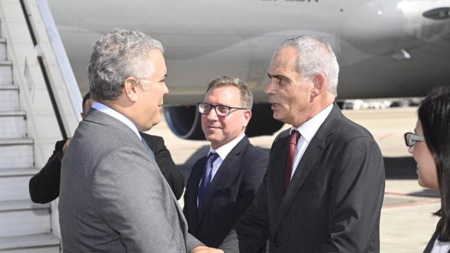 Presidente Duque saluda a comitiva tras aterrizar en Israel.
